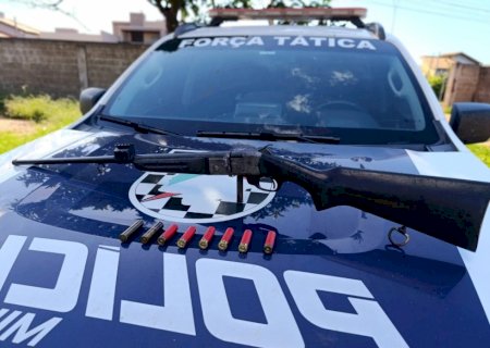 Ivinhema - Polícia Militar apreende espingarda e munições em área rural
