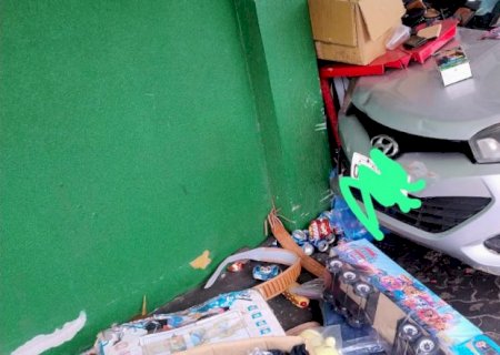 Ivinhema - Motorista sofre mal subto e invade calçada da Galeria Brasil
