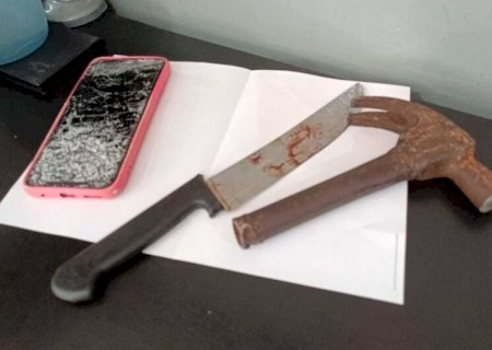 Casal discute, homem destrói celular, a moto da mulher e ela reage com martelada e facada