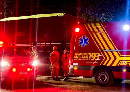 Motociclista sofre queda ao desviar de buraco e morre arrastado por carreta