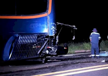 Ônibus sofre pane elétrica e é atingido por caminhão na MS-040