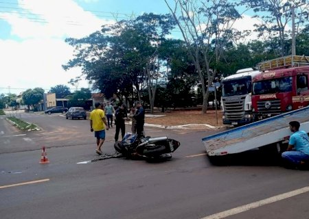 Ultrapassagem termina em acidente com motociclista ferido