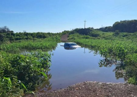 Caminhonete fica submersa após ponte improvisada ruir