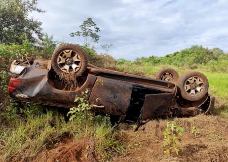 Caminhonete roubada no PR é encontrada capotada às margens da MS-180