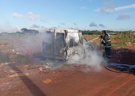 Dois veículos são incendiados em estrada