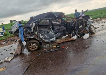 Acidente mata uma pessoa, deixa quatro feridos e racha carro ao meio