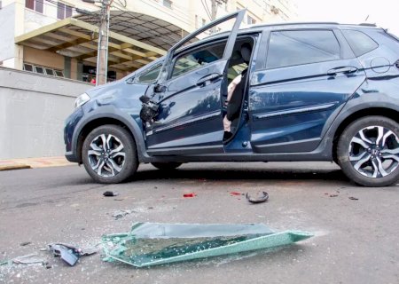 Carro capota após bater em outro veículo no Centro e idosa fica ferida