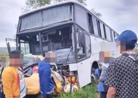 Motorista morre em colisão frontal entre carro e ônibus na MS-295