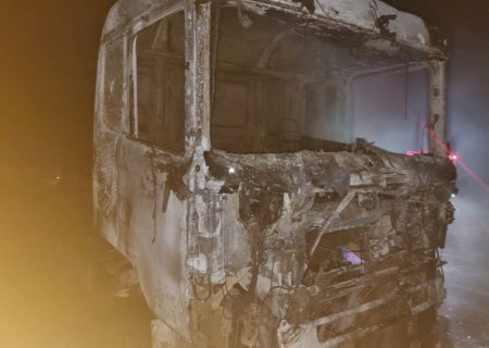 Ivinhema - Carreta pega fogo na BR - 376,  após curto circuito