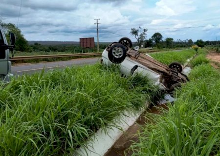 Veículo capota na BR-395, após motorista cochilar