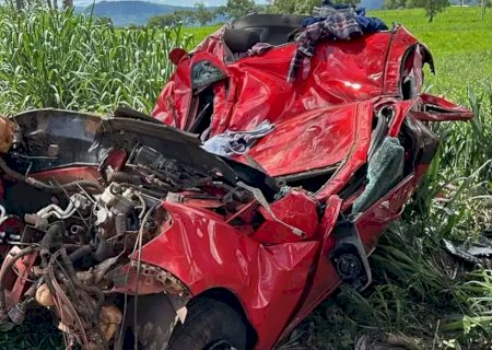 Motorista morre e carro fica destruído após colisão com árvore