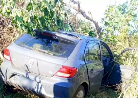 Motorista é encontrado morto dentro de carro em meio a vegetação