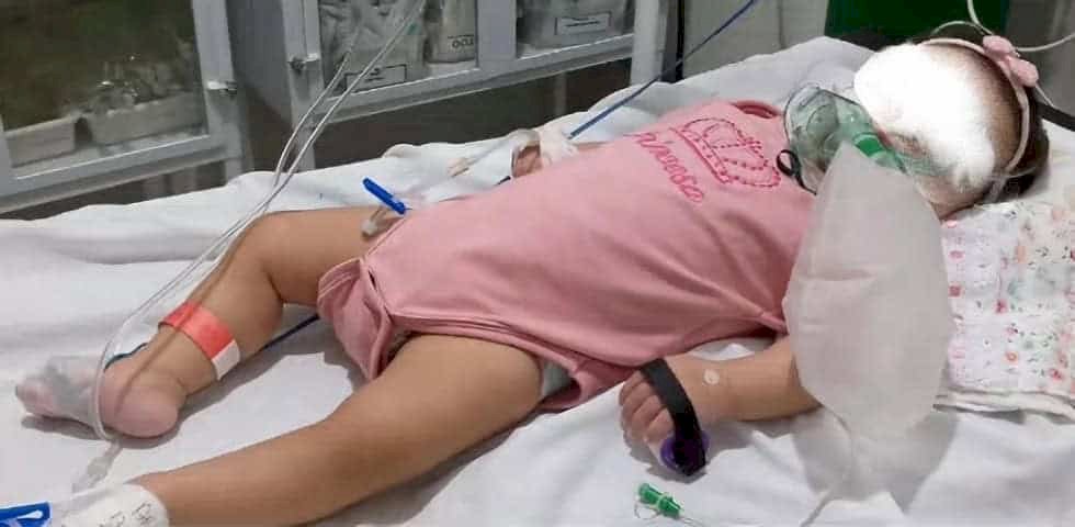 Criança que sofreu tentativa de afogamento pela mãe morre