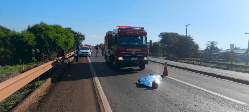 Homem morre ao cair de moto após pneu estourar na BR-163