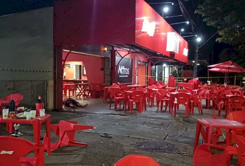 Homem é assassinado a tiros em bar de Dourados