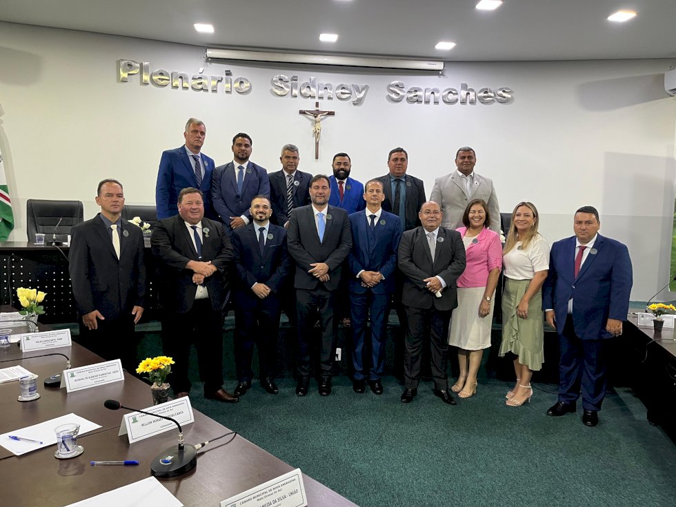Solenidade deu início aos mandatos que se estendem até 2028 e definiu a mesa diretora da Câmara para o biênio 2025-2026