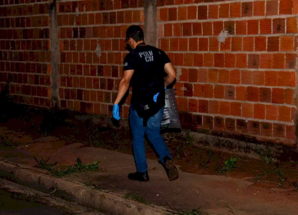Suspeito de furtos morre após tentar atirar em PMs