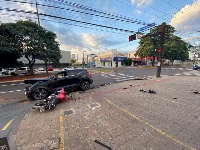 Motociclista é socorrido em estado grave após colisão e condutor de veículo é preso em flagrante