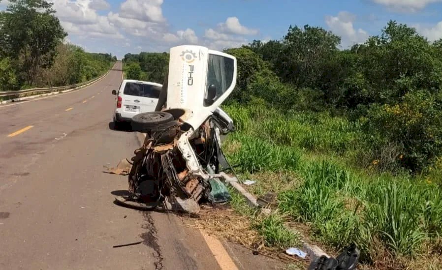 Acidente entre carro e carreta deixa um morto e outro ferido na MS-040