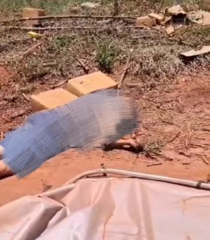 Capotamento de veículo revela transporte de drogas, e jovem fica em estado grave