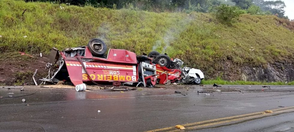 Acidente mata cinco pessoas neste domingo (26), incluindo dois bombeiros