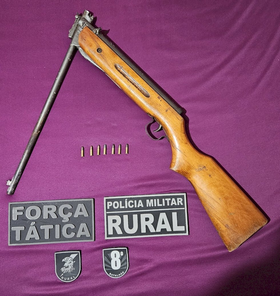 Polícia Militar desencadeia operação em propriedade rural, resultando na prisão de um foragido da justiça e apreensão de Armas