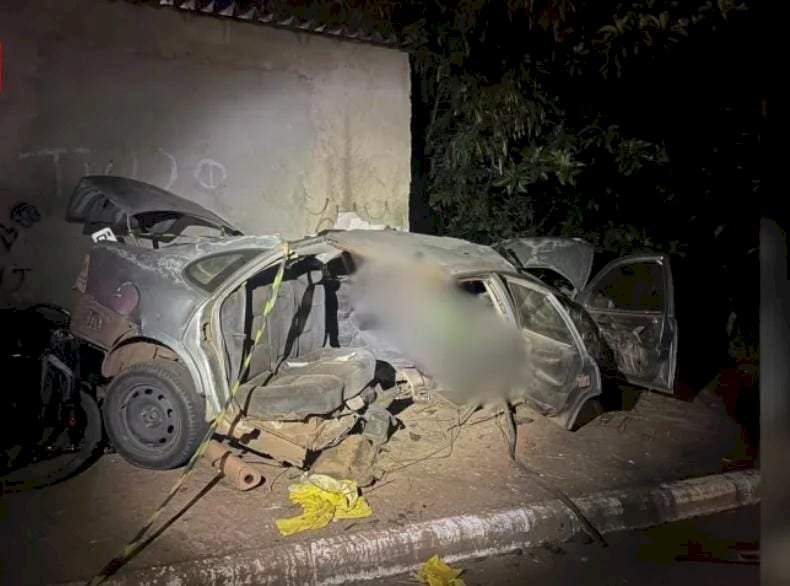 Cantor sertanejo morre em acidente de carro que se partiu ao meio