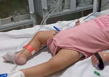 Criança que sofreu tentativa de afogamento pela mãe morre