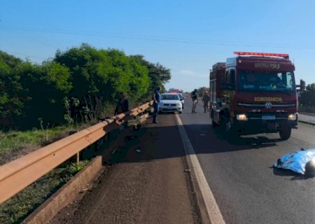 Homem morre ao cair de moto após pneu estourar na BR-163