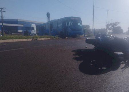 Motociclista tem perna amputada após colidir na lateral de ônibus