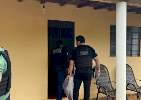 Polícia Civil cumpre mandado e prende homem em flagrante por posse irregular de arma de fogo