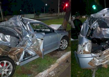 Carro fica destruído após batida com caminhão
