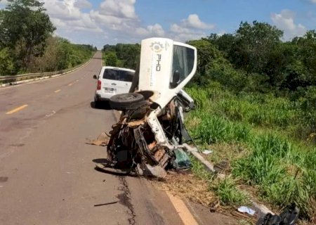Acidente entre carro e carreta deixa um morto e outro ferido na MS-040