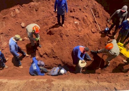 Trabalhadores são resgatados após soterramento em obra de esgoto