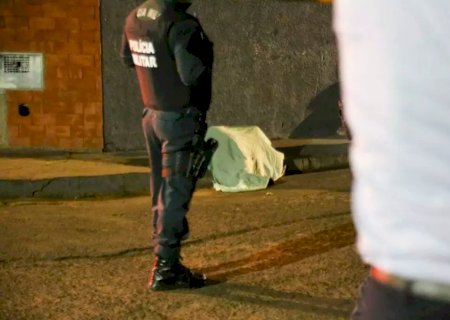 Jovem é assassinado a tiros por dupla em moto