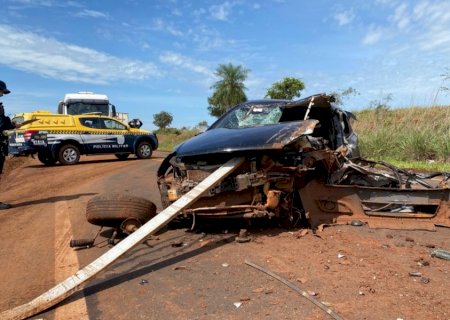 Condutor de Vectra é socorrido em estado grave após bater em caminhão na MS-162