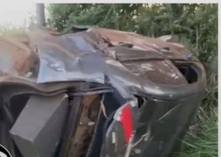 Capotamento deixa duas vítimas feridas, após serem arremessadas para fora do veículo