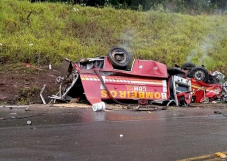 Acidente mata cinco pessoas neste domingo (26), incluindo dois bombeiros