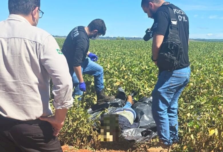 Trabalhadores encontram corpo enrolado em lona em meio a plantação de soja