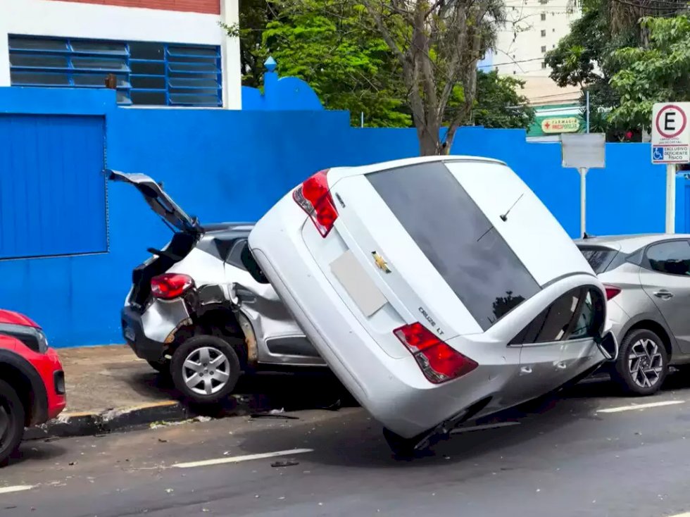 Após bater em três, veículo sobe em outro carro