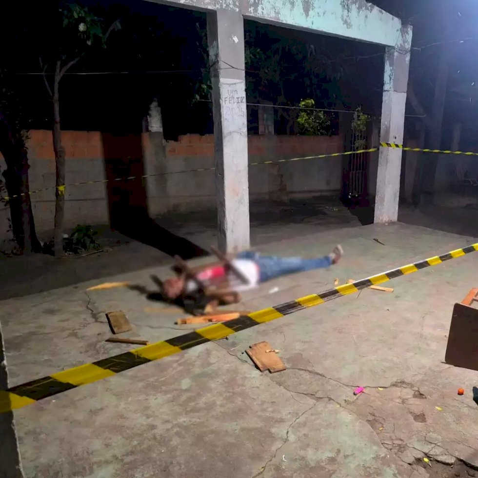 Vizinhos escutam disparos e encontram homem morto em varanda de residência