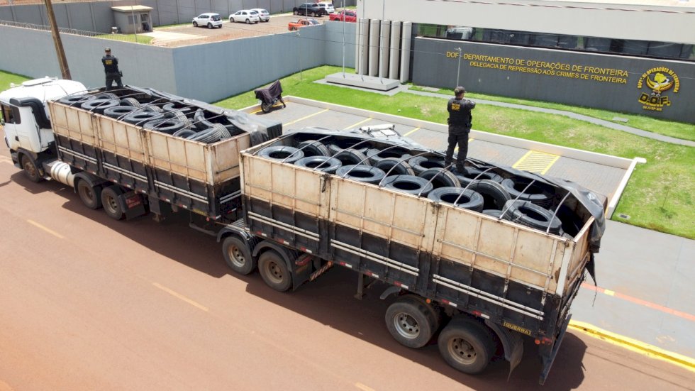 Carreta com carga ilegal de pneus é apreendida pelo DOF