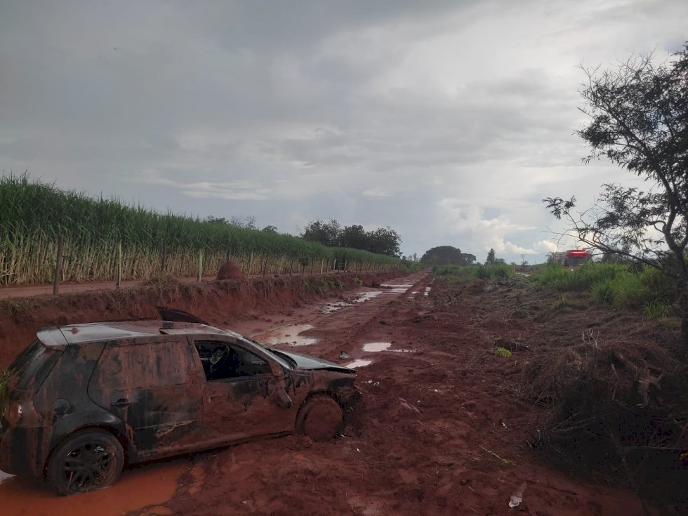 VW Golf sai da pista e capota no trecho da rodovia MS-473, entre Nova Andradina e Taquarussu