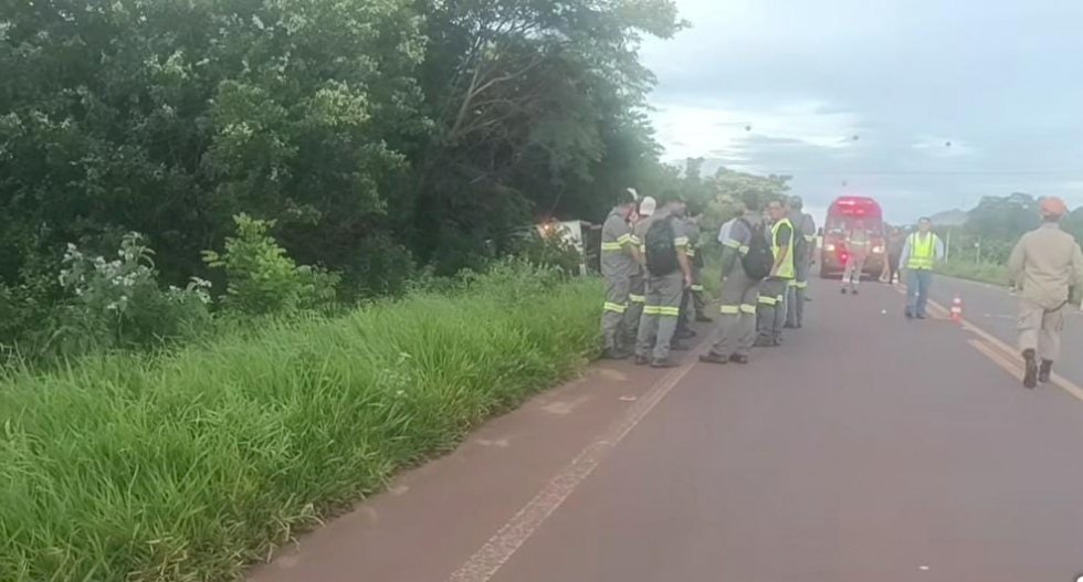 Ônibus com trabalhadores de usina tomba na MS - 156