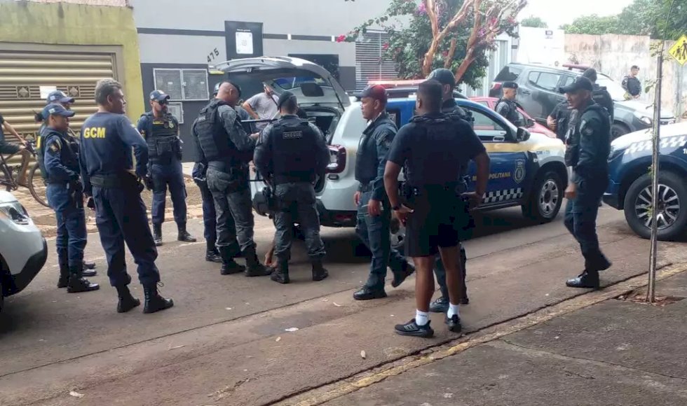Bandidos em fuga invadem escola e causam pânico