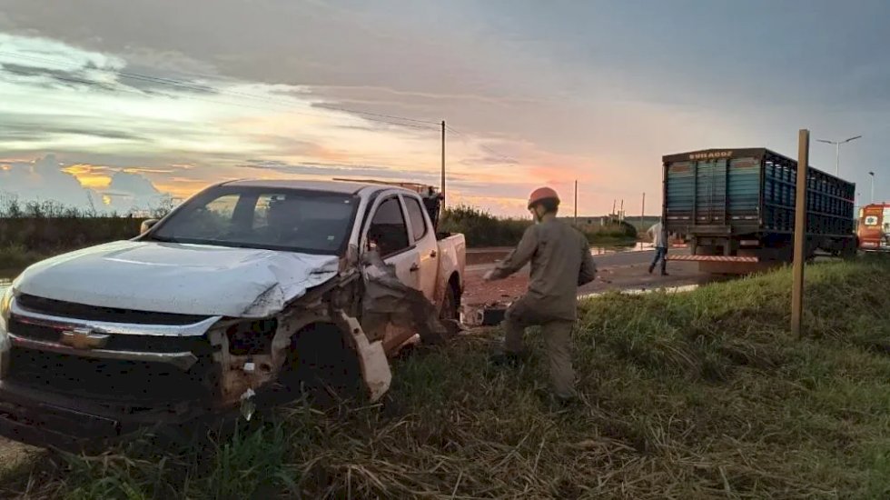 Caminhonete na contramão provoca acidente no trevo na MS-395