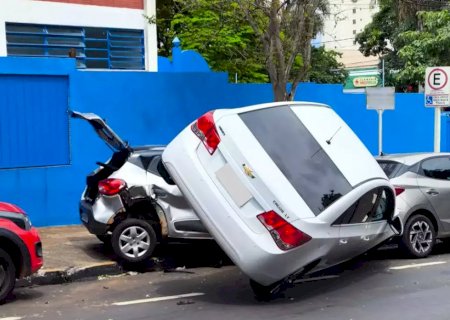 Após bater em três, veículo sobe em outro carro