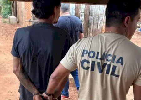 Homem acusado de agredir, ameaçar e manter mulher em cárcere privado é preso embaixo de cômoda