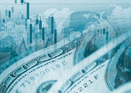 Dólar em queda fecha abaixo de R$ 5,70