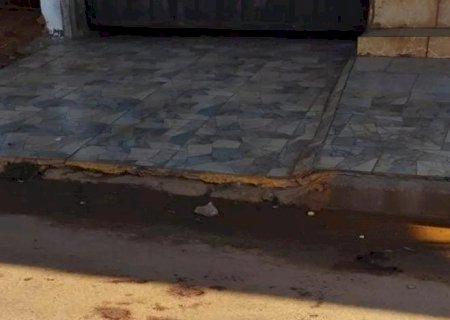 Pai é esfaqueado ao defender filho de agressão